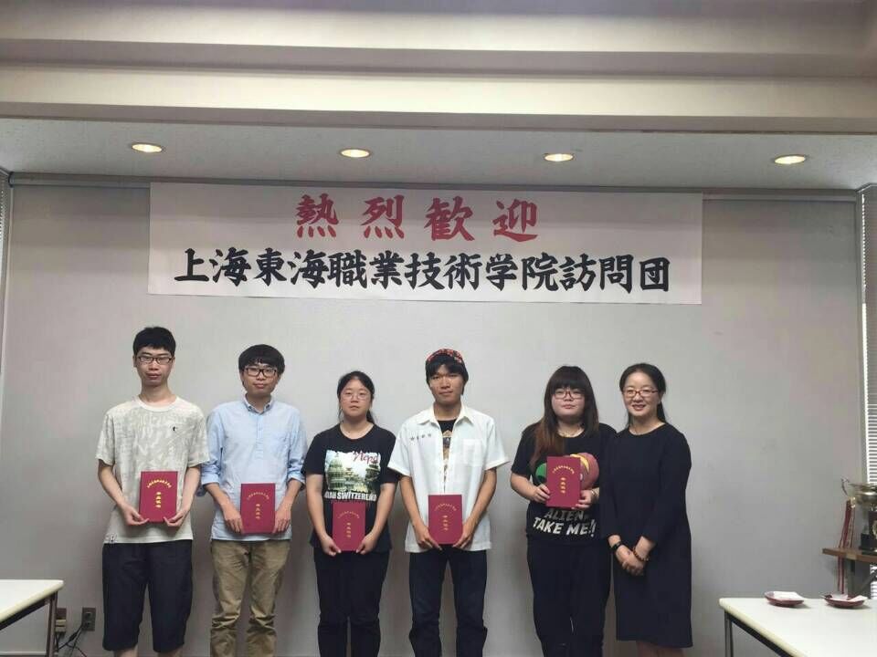校长助理郁萍老师为留学生颁发beat365毕业证书.jpg