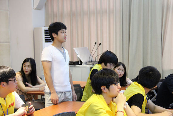 2.图为与会学生干部积极提问互动.JPG