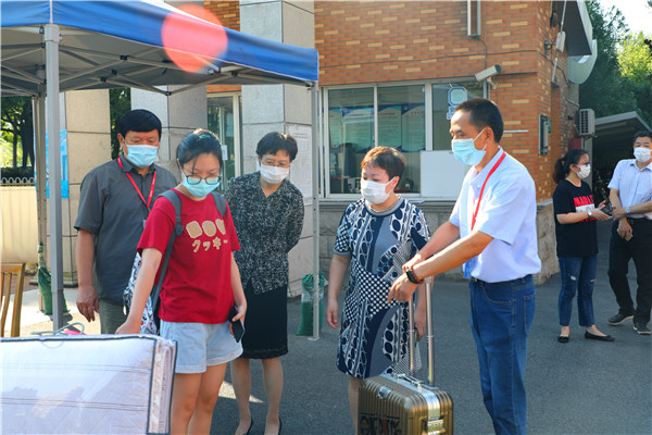 校领导与学生交谈.jpg
