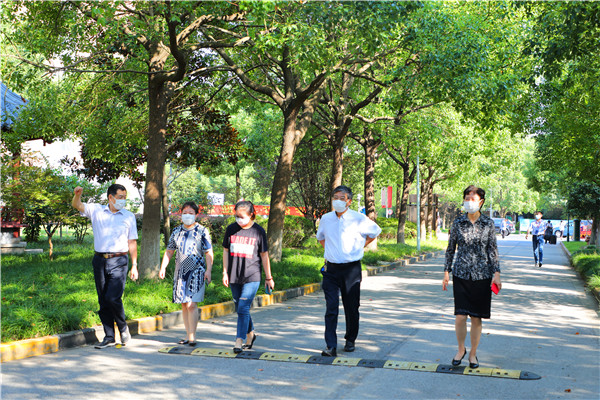 校领导查看学生宿舍0.jpg