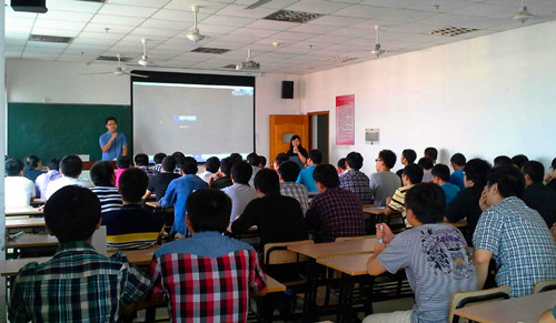 周杰跟同学们交流.jpg