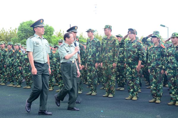 项家祥校长检阅了参训队伍.jpg