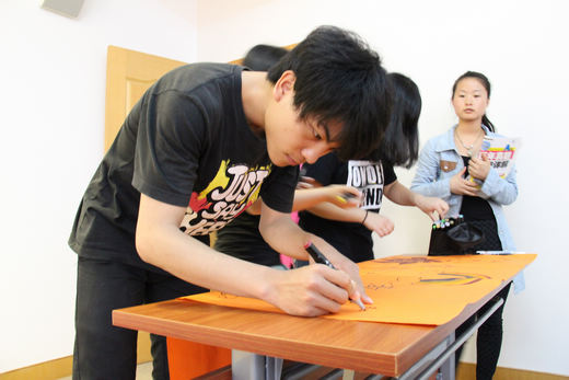1.图为申请办理国家助学贷款学生诚信签名.JPG