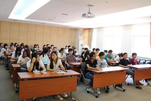 3.图为与会申请办理国家助学贷款学生.JPG