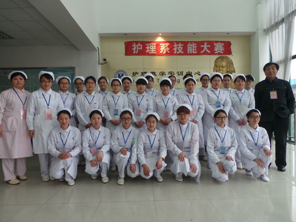 学生评委和指导教师合影.JPG