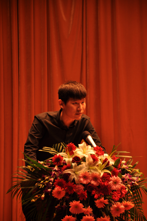 4.毕业生代表机电学院王剑锐同学发言.JPG
