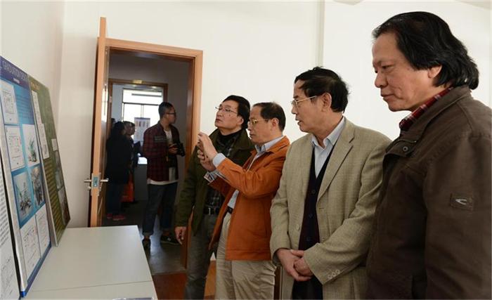 20141114毕业生毕业设计答辩现场 赵佩琪书记、项家祥院长、顾惠忠院长、王小瑜顾问参观答辩现场学生作品的展板.JPG