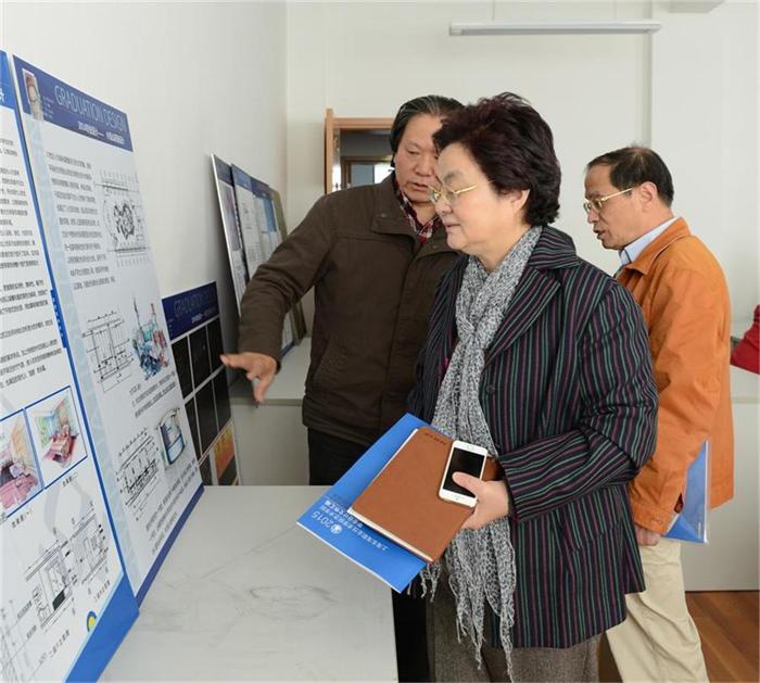 20141114艺术学院2012级毕业生毕业设计答辩现场 赵佩琪书记、项家祥院长、顾惠忠院长参观答辩现场学生作品的展板.JPG