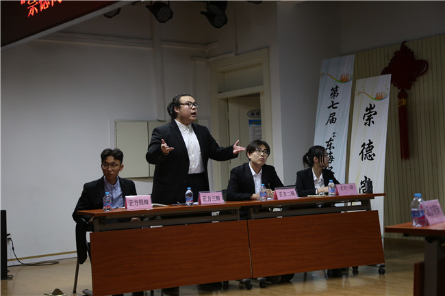 选手激烈辩论.jpg