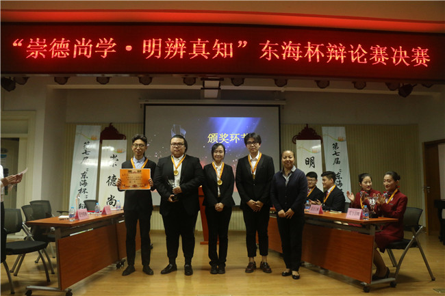 王玉老师与商学院合影.jpg