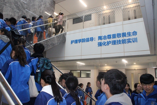 12月18日上海市群益职业技术学校师生参观护理学院实训中心.JPG