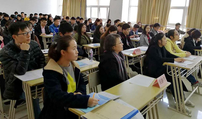 到会学生认真听讲_副本.jpg