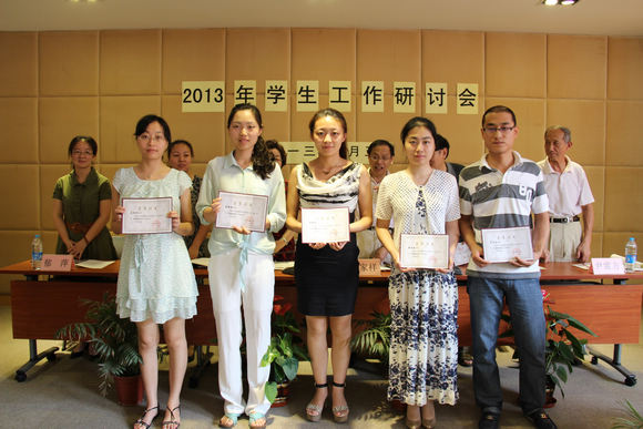 8.图为2012-2013学年先进辅导员代表.JPG