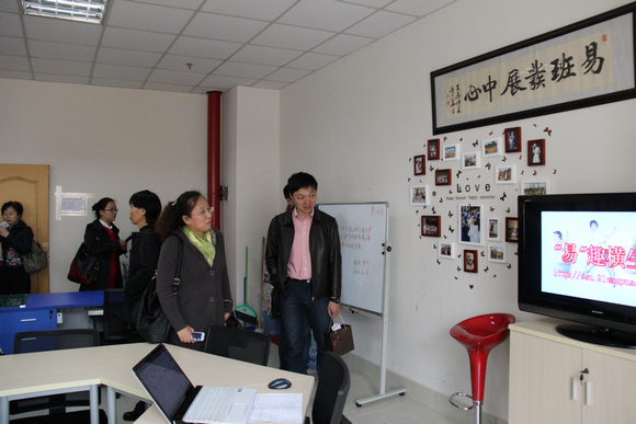 5.与会人员参观beat365易班发展中心.JPG