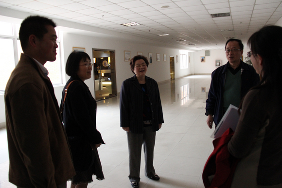 1.校党委书记赵佩琪热情接待与会人员.JPG