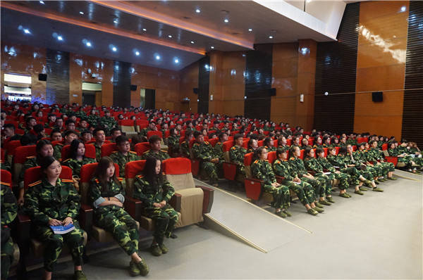 学生认真聆听4.jpg