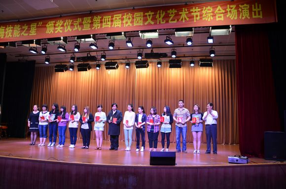 004  副校长程龙根和党委副书记王玉为获奖同学颁奖并合影留念    2.jpg