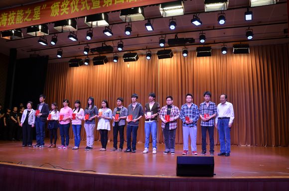 003   董事李重华和党委书记赵佩琪为获奖同学颁奖并合影留念   2.jpg