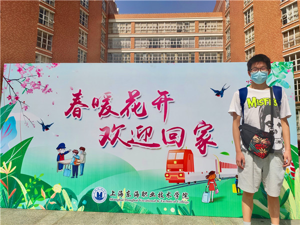 学生在彩色展板前拍照.jpg