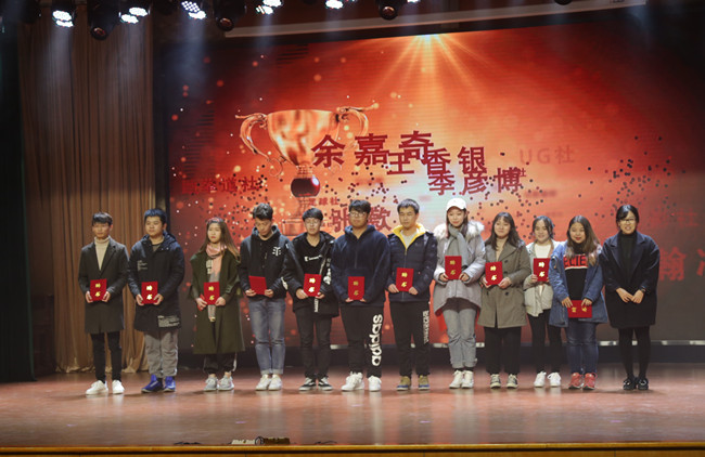 李寒萌老师颁奖.jpg