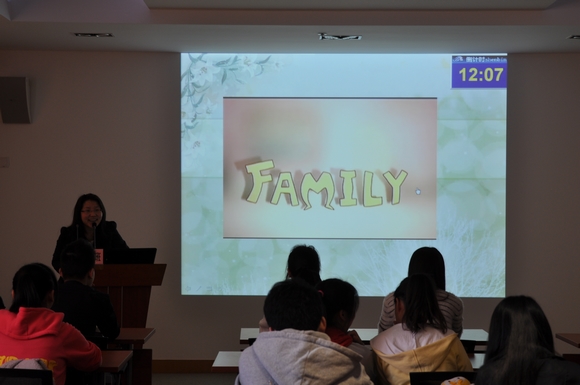 4.金融系杨瑞庆老师主持主题班会.JPG