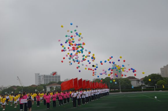 DSC_0804     放飞五彩斑斓的气球.jpg