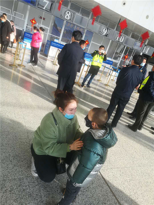 热孜宛姑丽·巴柯机场与儿子道别.jpg