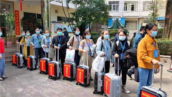 右三为韦瑶瑶.jpg
