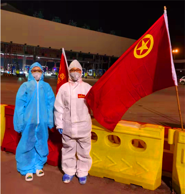 祝晓菲(左一)与同事.png