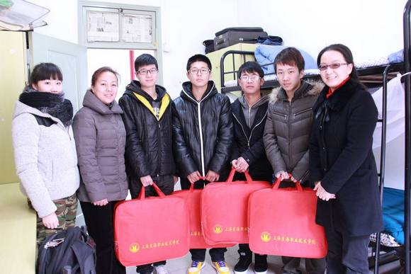 3.相关负责人与家庭经济困难学生合影留念.jpg