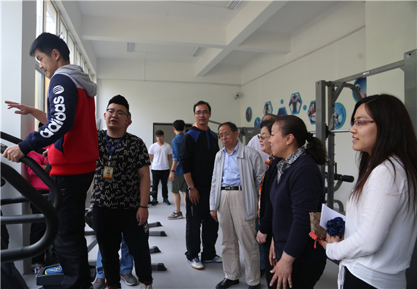 学生向领导介绍运动器械.jpg