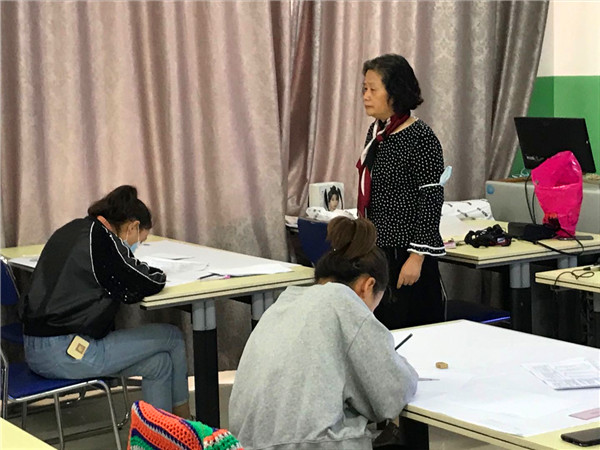 徐雅琴主任辅导喀职院国赛团队的师生.jpg