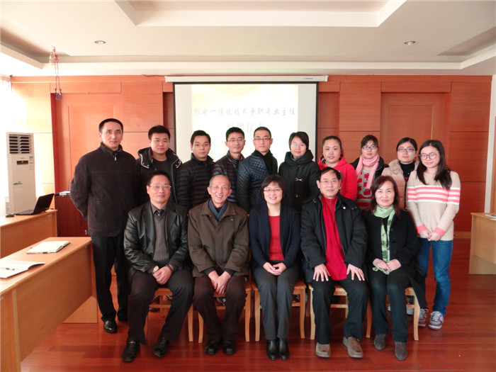 与会教师与领导合影.jpg