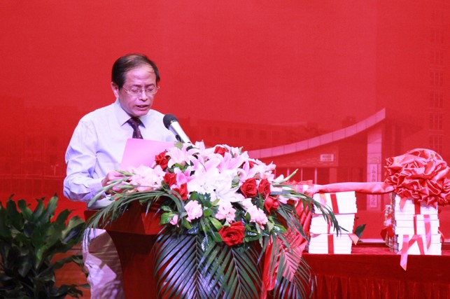 1校长项家祥主持会议并讲话.jpg