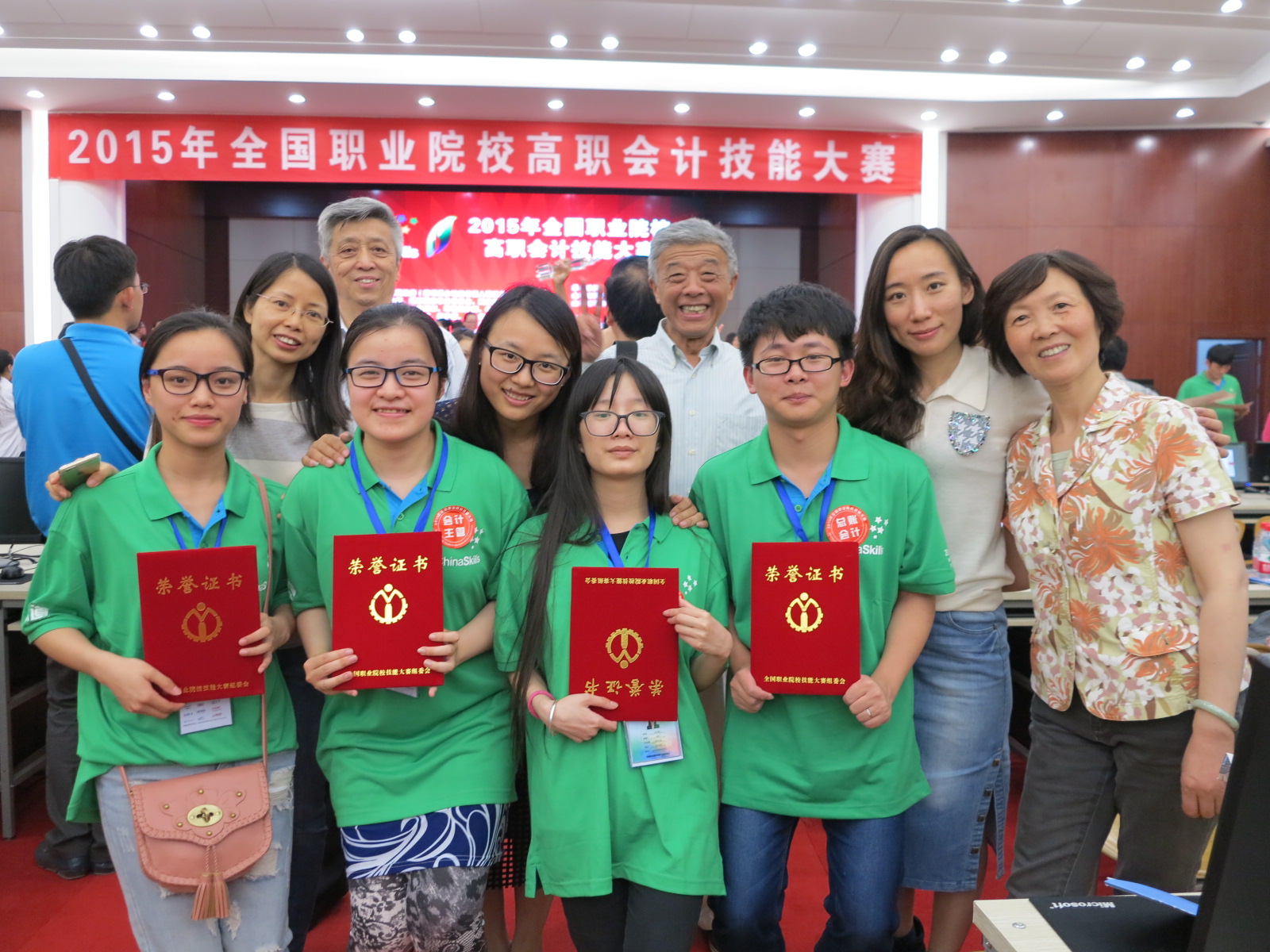 东海参赛团队在颁奖会场.JPG
