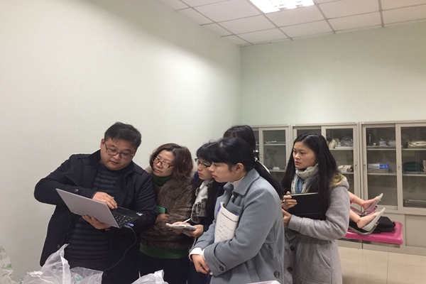 技术人员耐心讲解.jpg