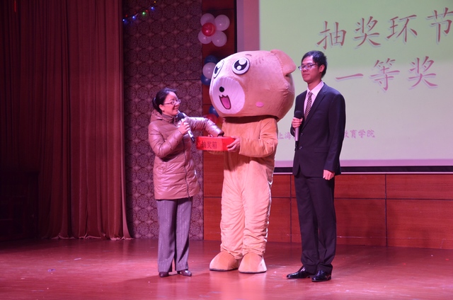 郁萍老师抽取一等奖.JPG