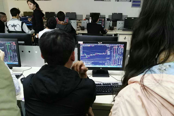 学生在模拟比赛中_副本.jpg