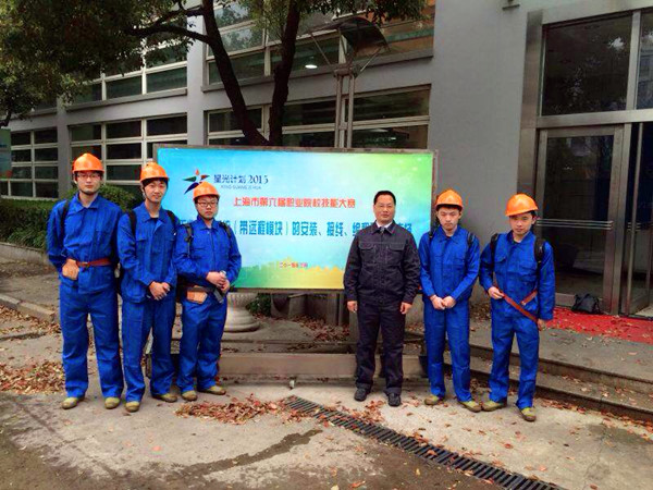 “工业控制”组选手与指导教师合影_副本.jpg