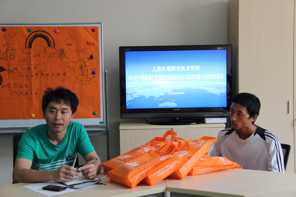 中国移动关爱家庭经济困难学生公益活动爱心手机赠机仪式1.JPG