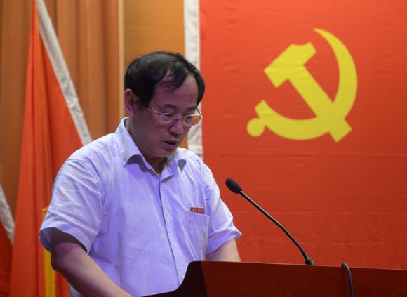 程龙根副校长宣读表彰决定.jpg