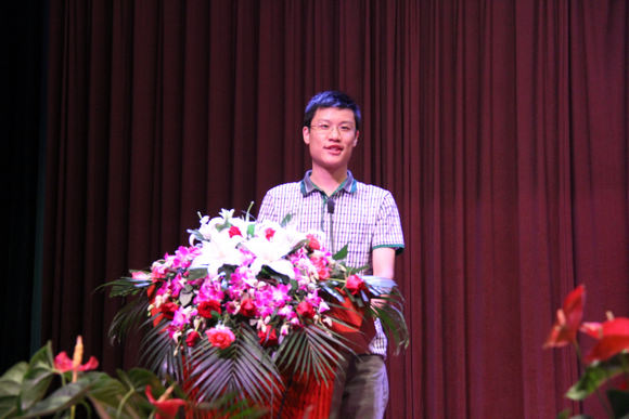 2.优秀毕业生代表赵思健发言.JPG