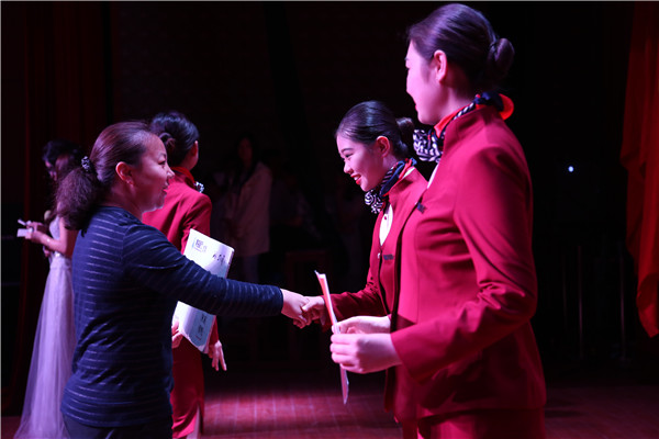 王玉老师为获奖院系颁奖.jpg