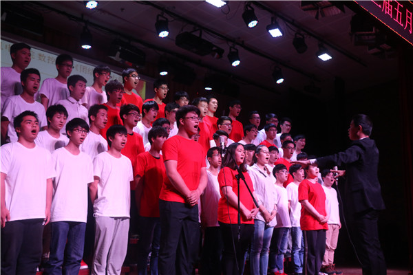 机电学院演唱团结就是力量.jpg