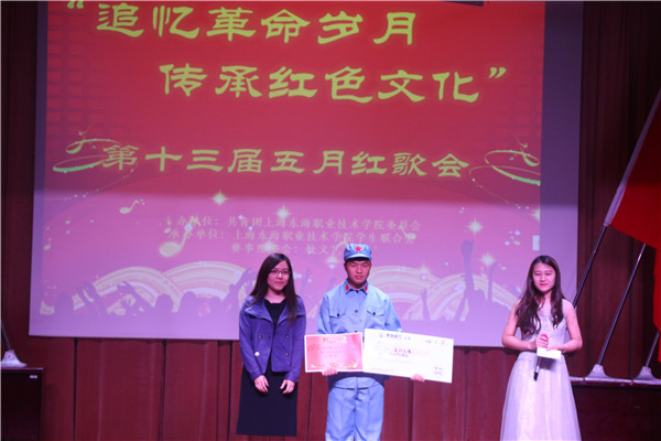 杨瑾老师与获奖院系代表合影.jpg