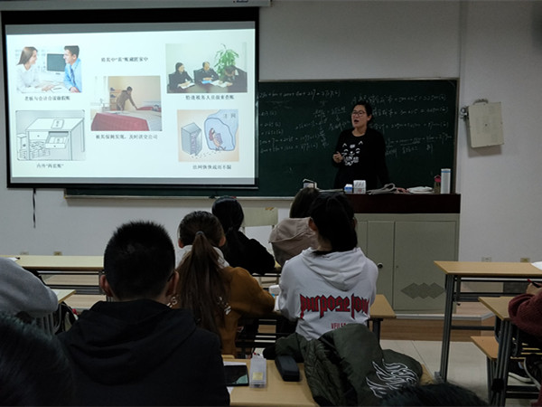 秦岚老师会计账簿课程思政照片_副本.jpg