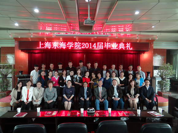 10.2014届新疆民族学生与校领导合影留念.JPG