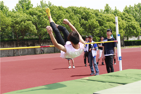 15504韩梁跳高.jpg