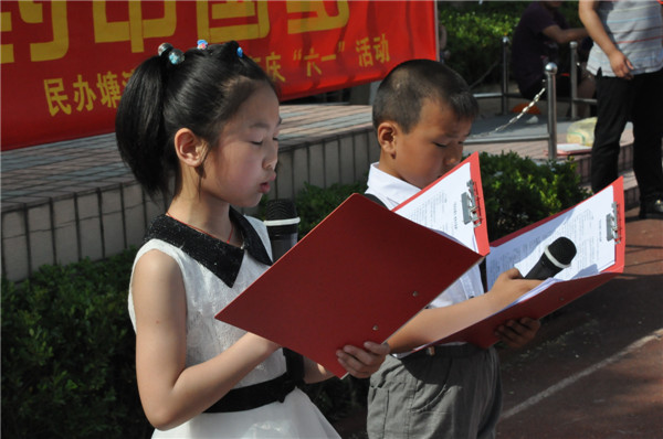 小主持人培训班的孩子负责整场联欢会的主持工作.jpg