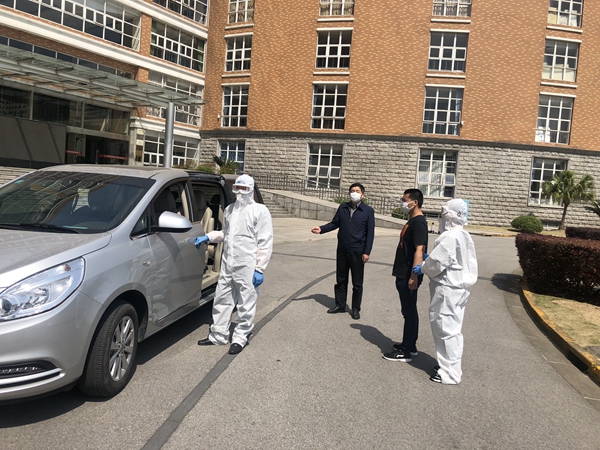 体温异常人员由医生陪同送往医院1.jpg